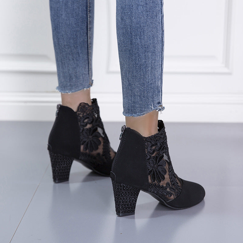 Damen Ankle-Boots mit floraler Spitze und samtiger Wildlederoptik mittelhoher Blockabsatz Echoarchiv