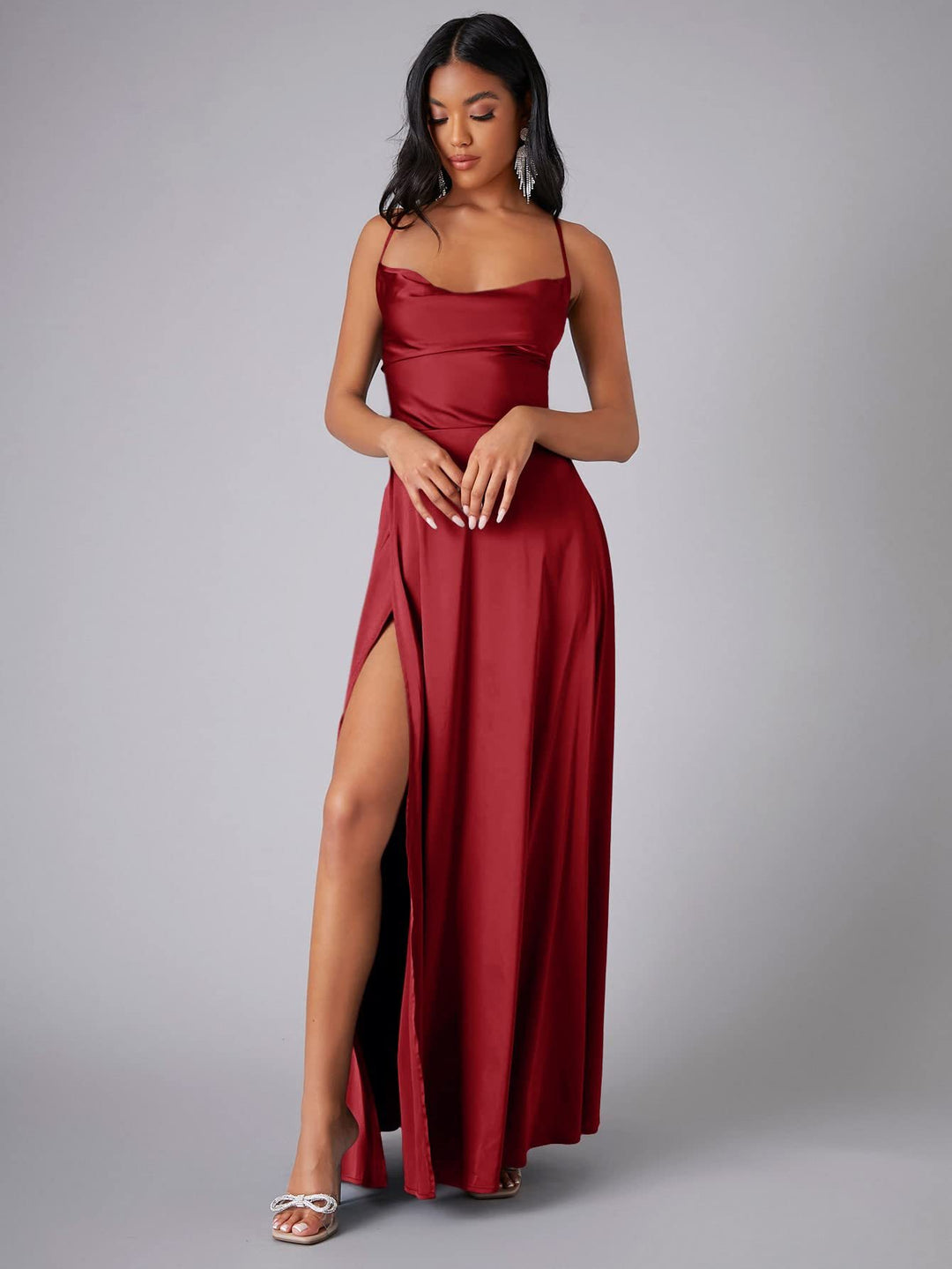 Elegantes Maxikleid für Damen mit fließenden und verführerischen Spaghettiträgern – Echo Archiv