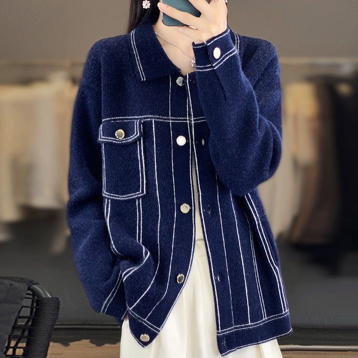 Damen Oversize-Strickjacke im Jeansjacken‑Look mit kontrastierenden Nahtdetails und Brusttasche Echoarchiv