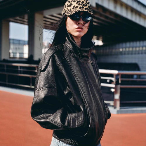 Damen Kurzes Oversized-Bomberjacke aus veganer Lederoptik mit hohem Funnelkragen Echoarchiv