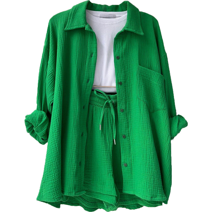 Damen lässiges Sommer-Set mit kurzärmliger Bluse und Shorts Echoarchiv