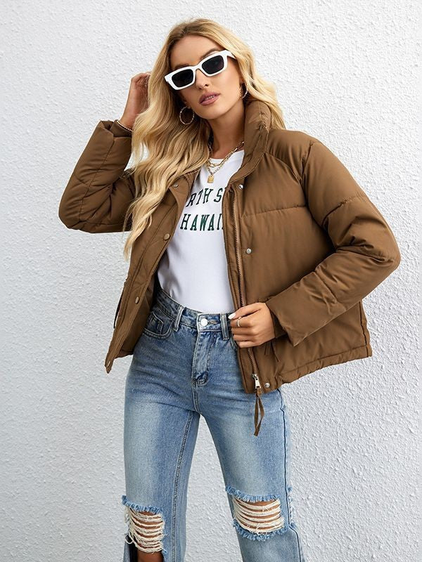 Damen kurze gesteppte Daunenoptik-Steppjacke mit hohem Stehkragen, Kordelzug und Ziptaschen – Célinea