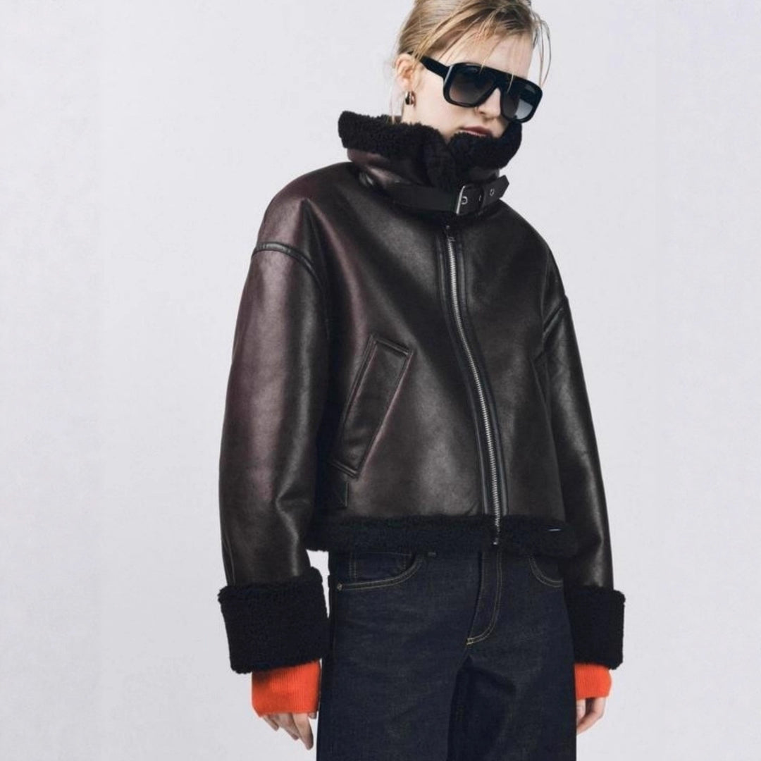 Damen Kurz geschnittene Aviator‑Jacke aus Lammfellimitat mit großem Teddykragen Echo Archiv