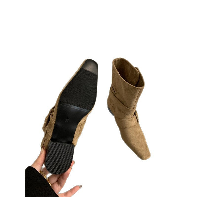 Damen Biker-inspirierte Mid-Boots aus Velourslederoptik mit spitzer Kappe und verstellbaren Gürtelschnallen – Lioré