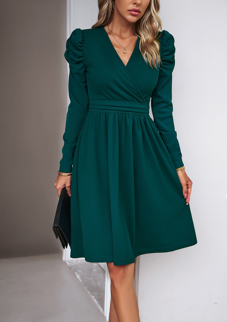 Damen Wickelkleid mit V-Ausschnitt, gerafften Puffärmeln und tailliertem Faltenrock – Élara