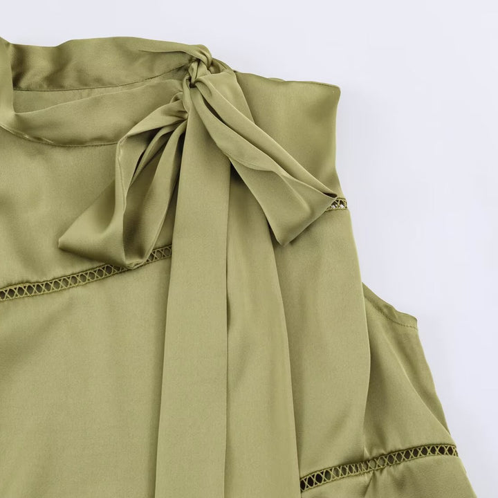 Damen Ärmellose Seidenoptik-Bluse mit Schleifenkragen und Spitzeneinsätzen Echoarchiv
