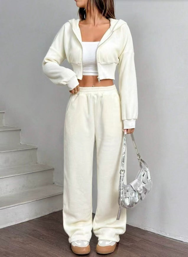 Damen nan kurzes Kapuzen-Sweatshirt mit Reißverschluss und weite High-Waist Jogginghose Echo Archiv