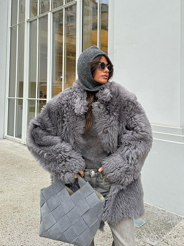 Damen Kurzer Oversize Webpelz‑Mantel mit voluminöser Lockenstruktur und Knopfverschluss Echoarchiv