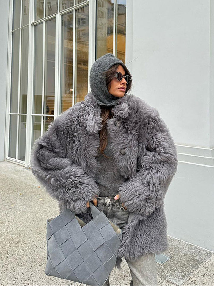 Damen Kurzer Oversize Webpelz‑Mantel mit voluminöser Lockenstruktur und Knopfverschluss Echoarchiv