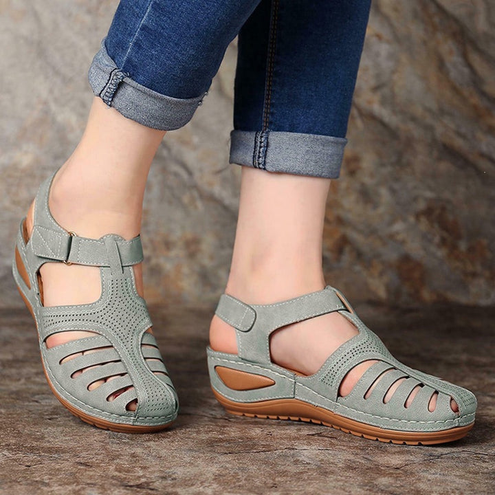 Damen Bequeme orthopädische Sandalette mit geschlossener Zehenpartie und verstellbarem Klettverschluss – Sorelia