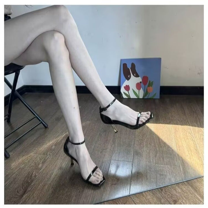 Damen Riemchen‑Sandalette mit quadratischer Zehenpartie und filigratem Metallstiletto – Sorelia