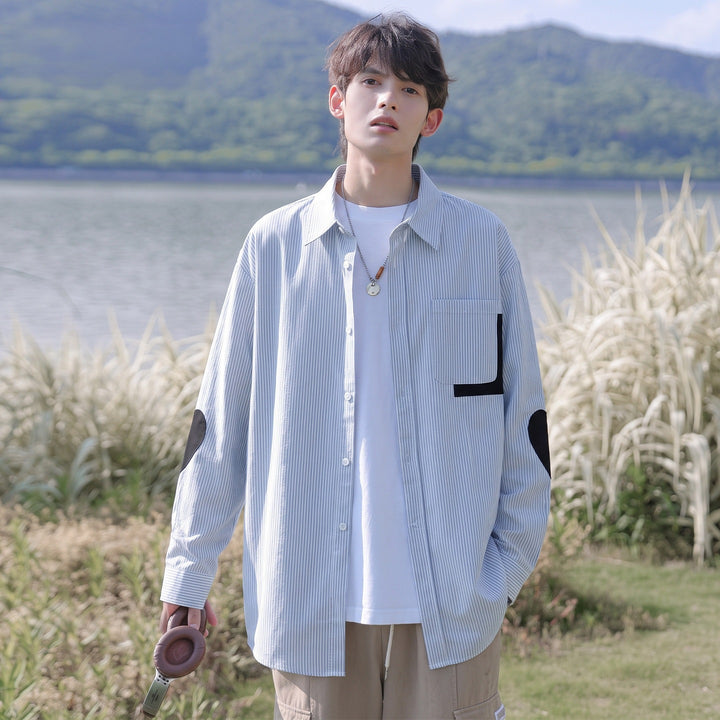 Herren Oversize-Hemd mit feinem Nadelstreifen, Kontrasttasche und Ellbogen-Patches Echoarchiv