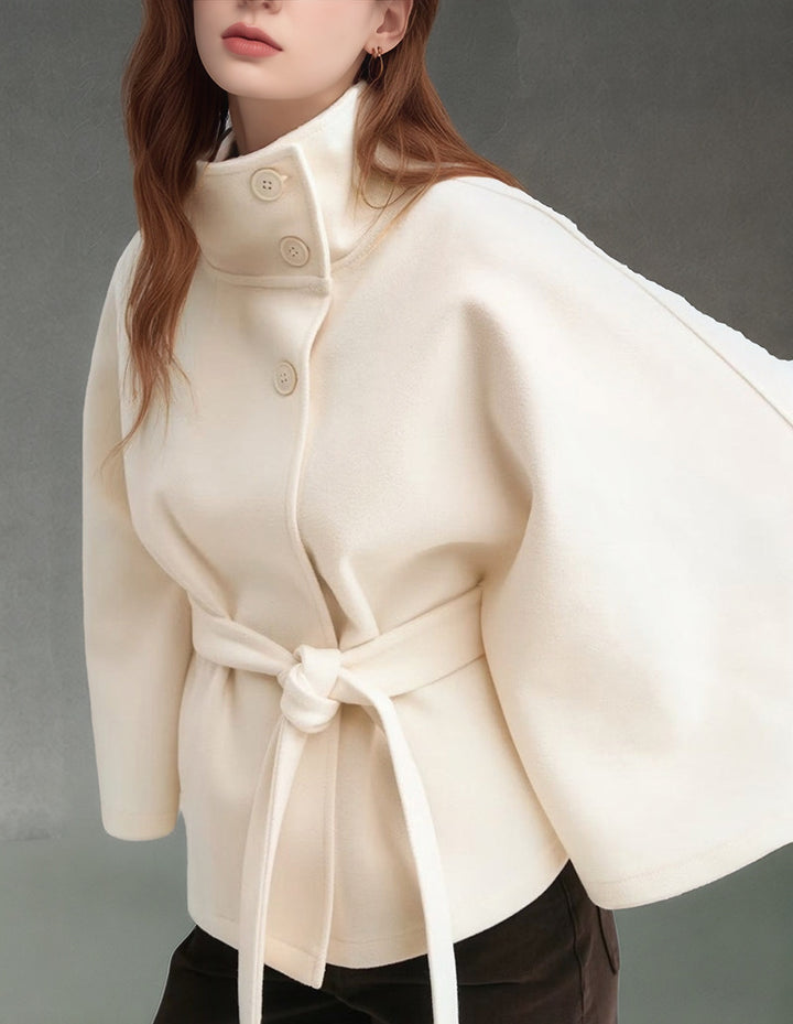 Damen Kurzcape-Jacke mit hohem Stehkragen, Bindegürtel und kastiger Silhouette Echoarchiv