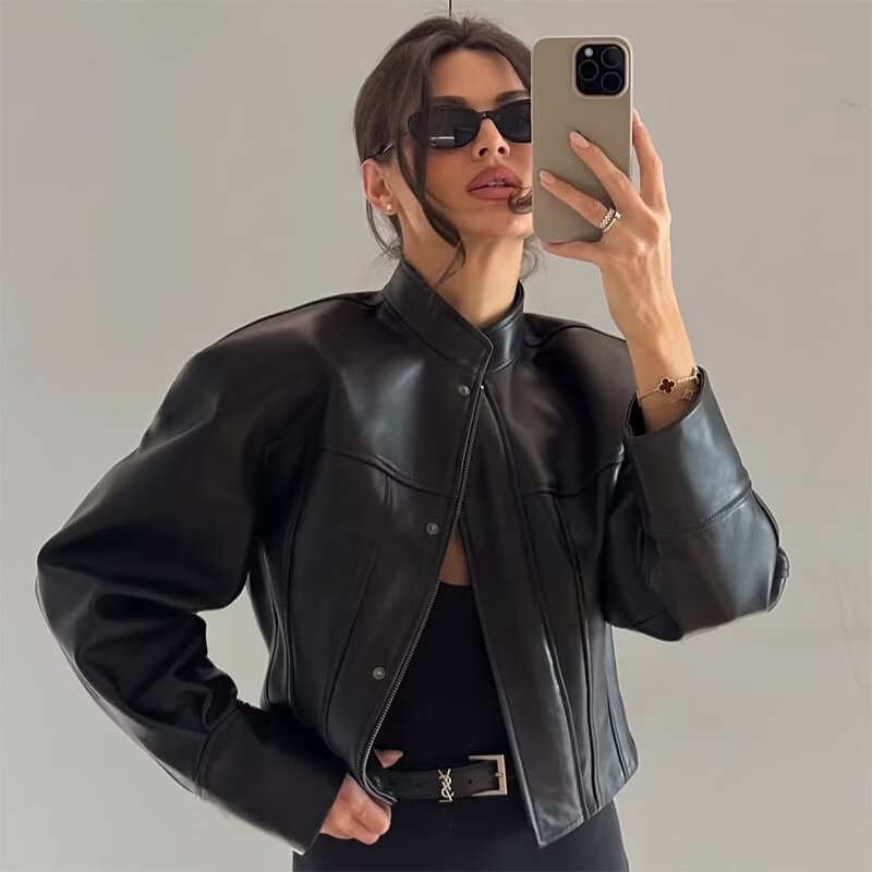 Damen Kurz geschnittene Kunstlederjacke im Boxy‑Schnitt mit Stehkragen, Wiener Nähten und extralangen Manschetten Echoarchiv