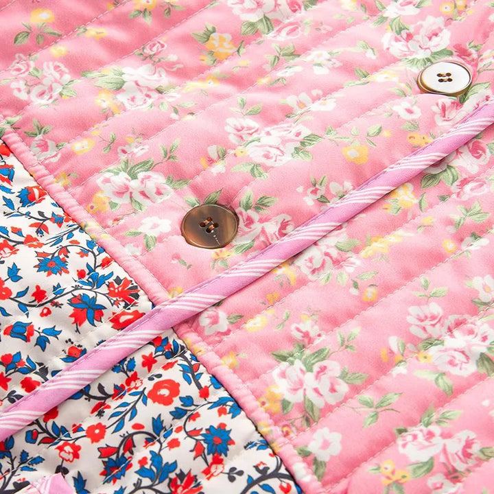 Damen gesteppte Patchwork-Quiltjacke mit Stehkragen, großen Zierknöpfen und aufgesetzten Taschen – Célinea