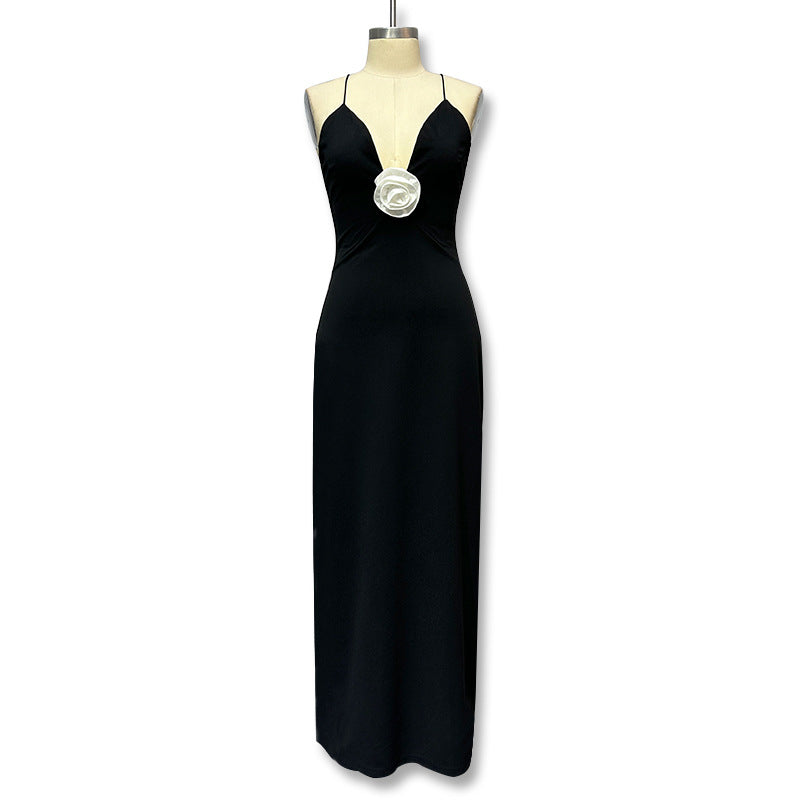 Damen Elegantes Maxikleid mit tiefer V-Ausschnitt und dekorativer Blüte Echo Archiv