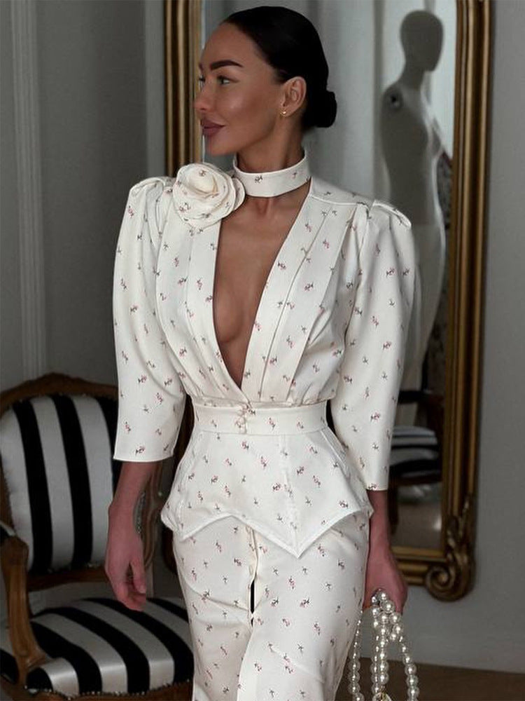 Damen tailliertes Hosenanzug‑Set mit tiefem V‑Ausschnitt, strukturierter Peplum‑Taille und feinem Blumenjacquard Echoarchiv