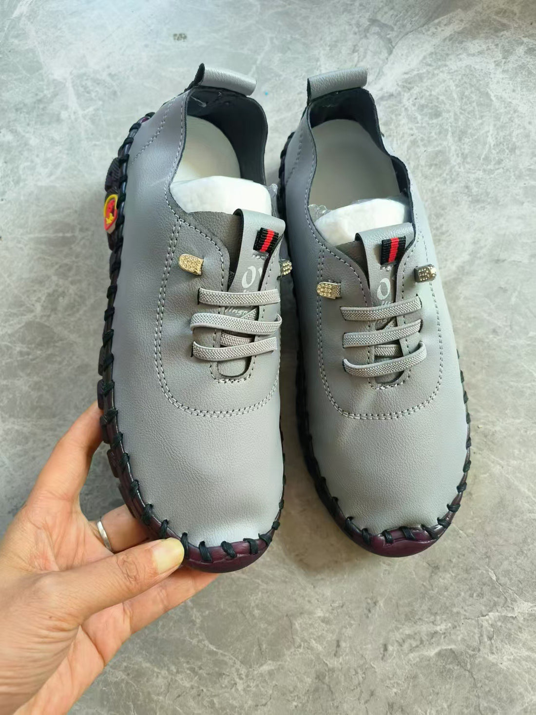 Damen Leichter, weicher Slipper mit handgenähter Gummisohle und elastischer Schnürung Echo Archiv