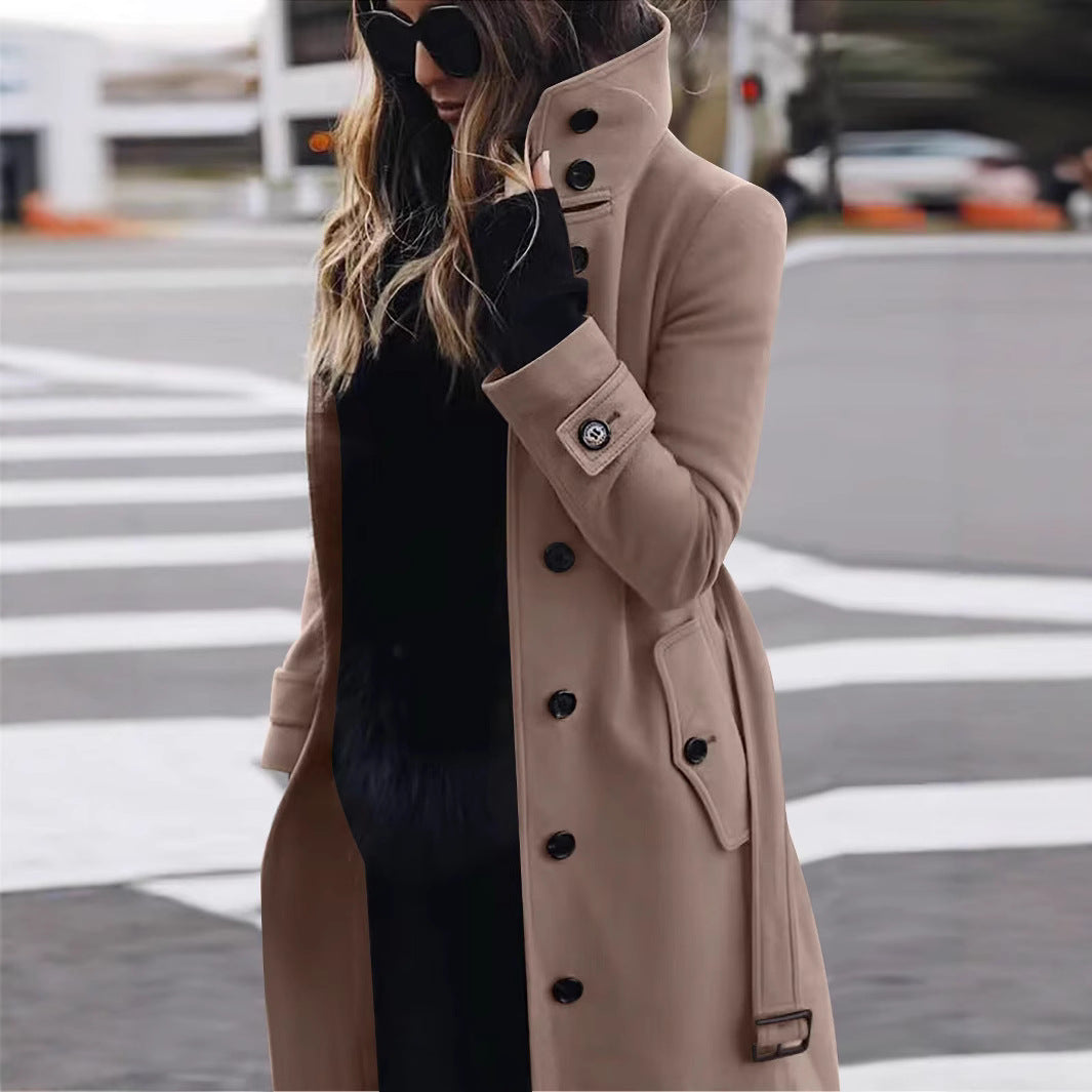 Damen modischer Trenchcoat mit hohem Kragen und eleganten Knopfdetails Echoarchiv