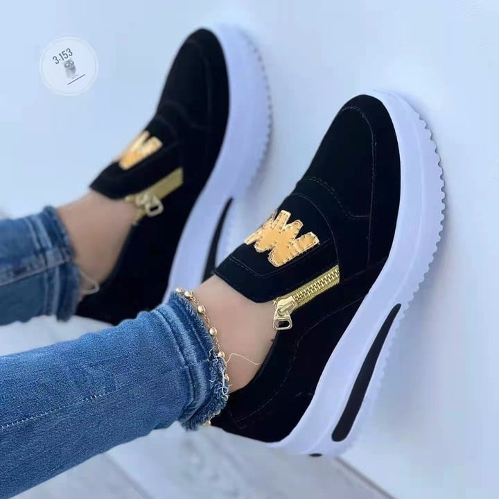 Damen nan Slip-On Plateau-Sneaker mit seitlichem Deko-Reißverschluss und metallischer Logo-Applikation Echo Archiv