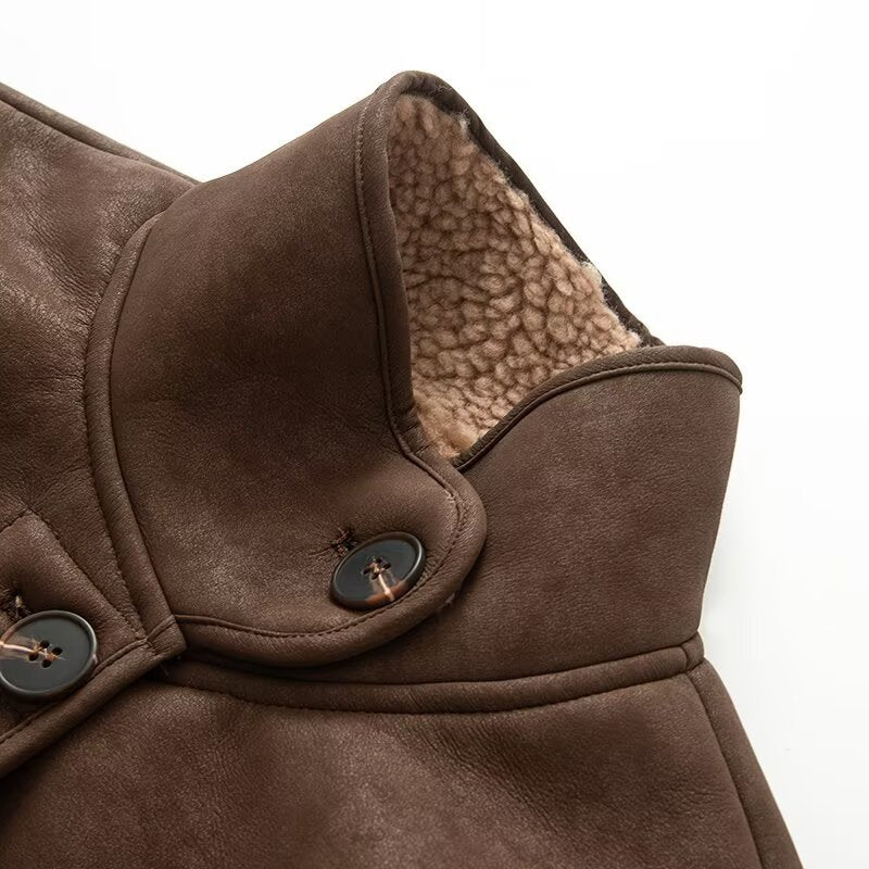 Damen Kurze Lammfelloptik-Jacke mit Stehkragen und Knopfleiste Echoarchiv