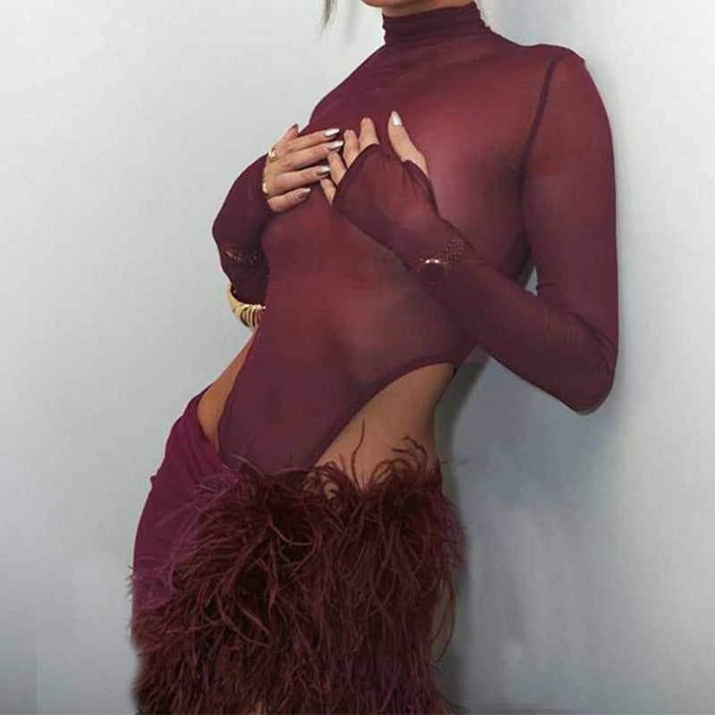 Damen Elegantes Kleid mit hohem Schlitz und kunstvollen Federdetails Echo Archiv