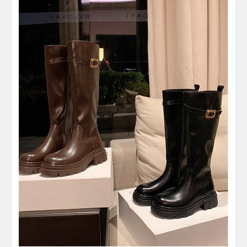Damen Kniestiefel mit profilierter Lug‑Sohle und dekorativem Schnallenriemen Echo Archiv