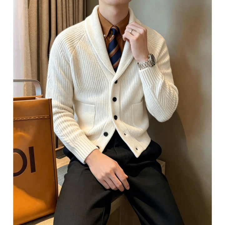 Herren Schalkragen-Strickcardigan mit Rippenstruktur, Knopfleiste und aufgesetzten Taschen Echoarchiv