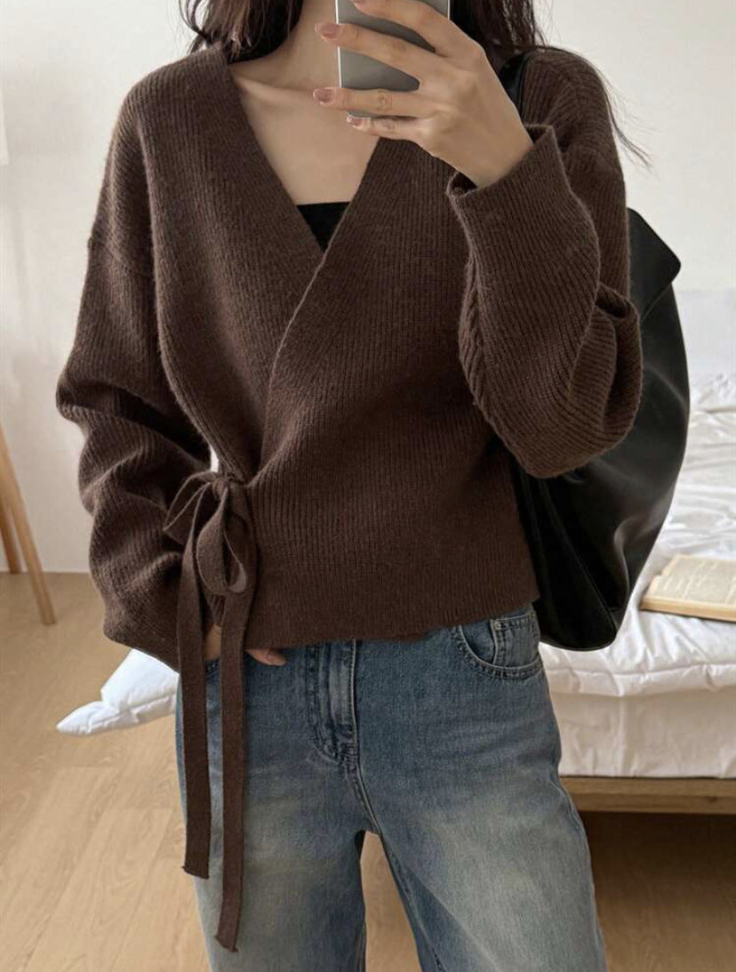 Damen Wickel-Strickjacke mit V-Ausschnitt, Taillenschleife und Ballonärmeln – Célinea