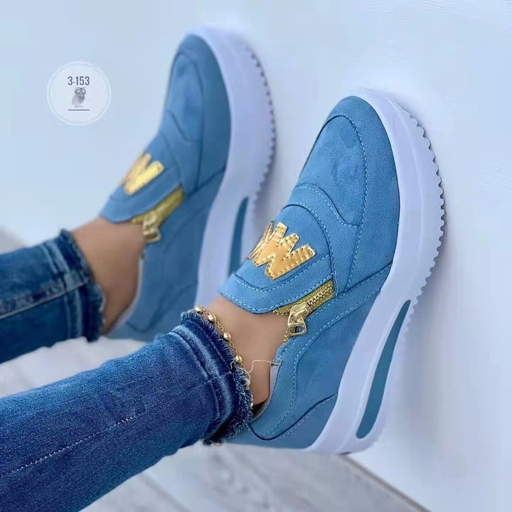 Damen nan Slip-On Plateau-Sneaker mit seitlichem Deko-Reißverschluss und metallischer Logo-Applikation Echo Archiv