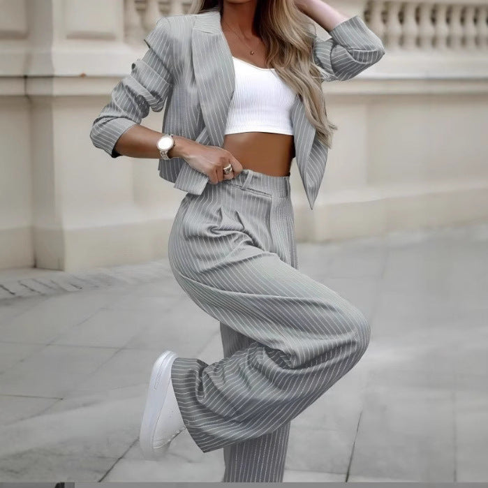 Damen stylisches Business-Outfit mit marginalem Streifenmuster Echoarchiv