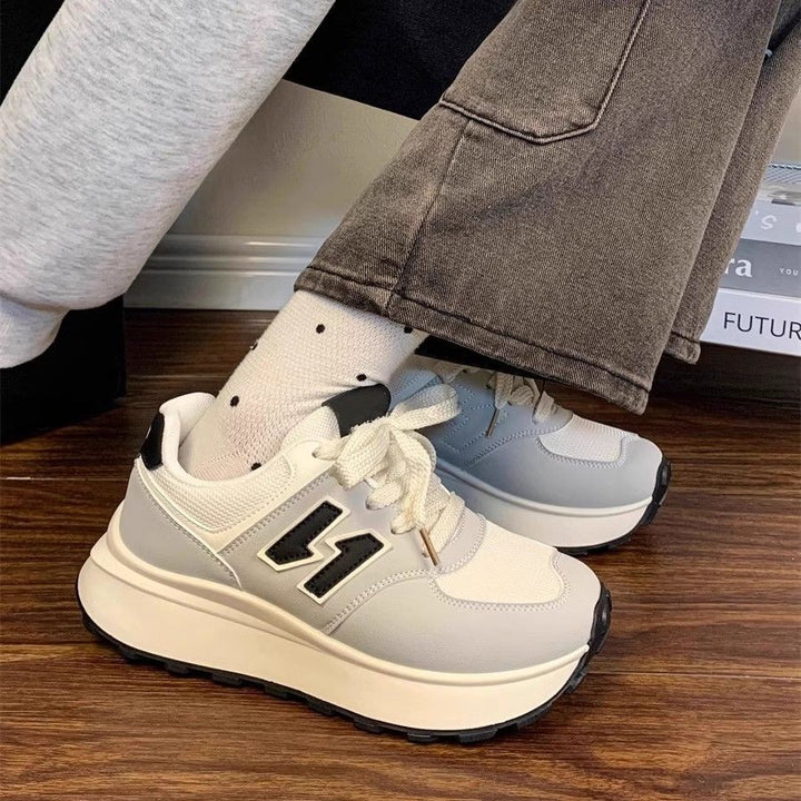 Damen Plateausneaker im Retro-Citystil mit skulpturierter Wedgesohle und atmungsaktiver Netzstruktur – Névara