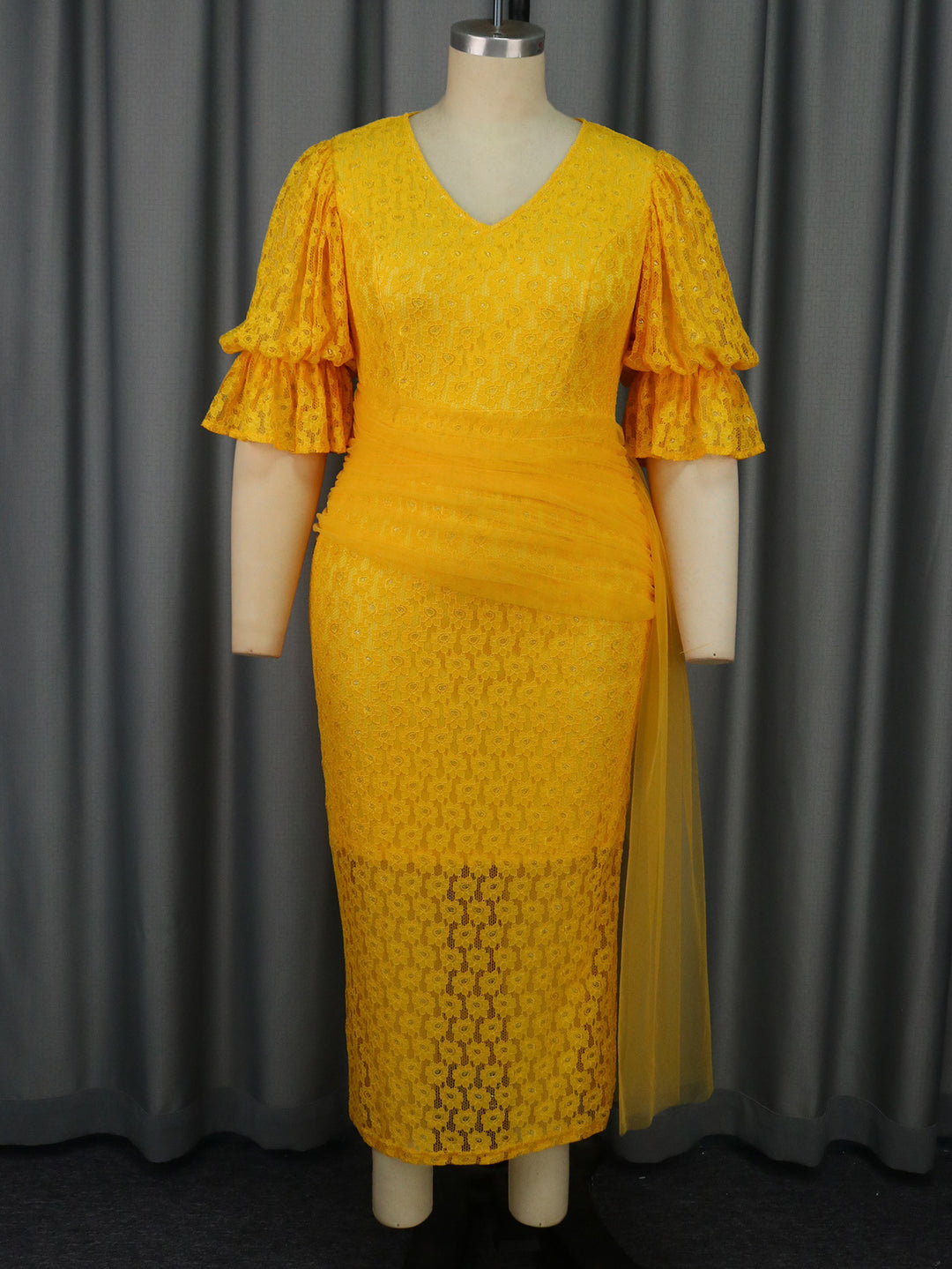 Damen elegantes Spitzenteil Kleid mit voluminösen Rüschensäumen Echo Archiv