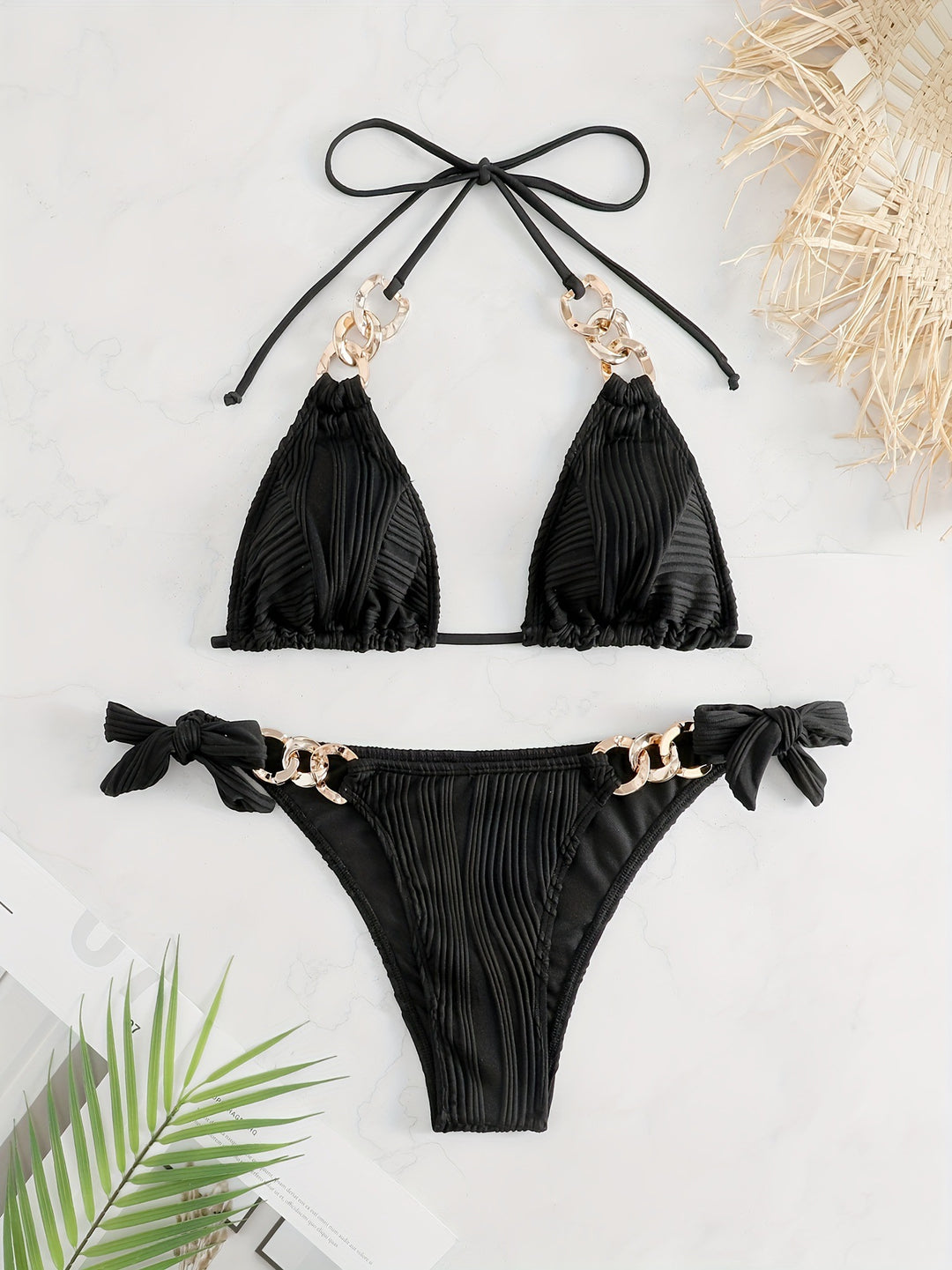 Damen Bikiniset mit luxuriösen Rüschen und goldenen Kettenakzenten Echo Archiv