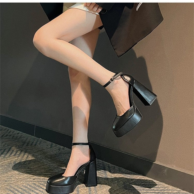 Damen Plateau-Pumps mit kantigem Blockabsatz und Knöchelriemen – Lioré