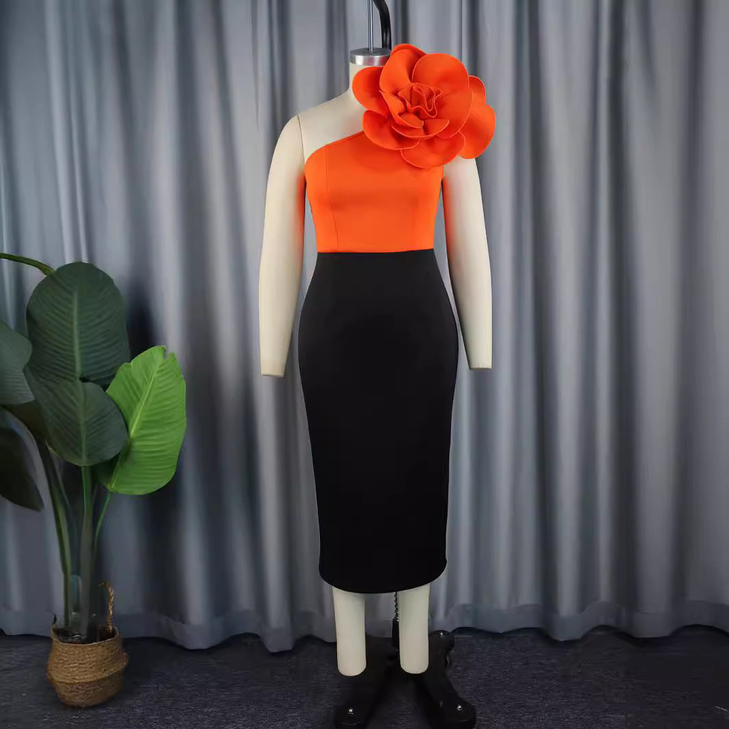 Damen figurbetontes Kleid mit asymmetrischem Blumenakzent Echo Archiv