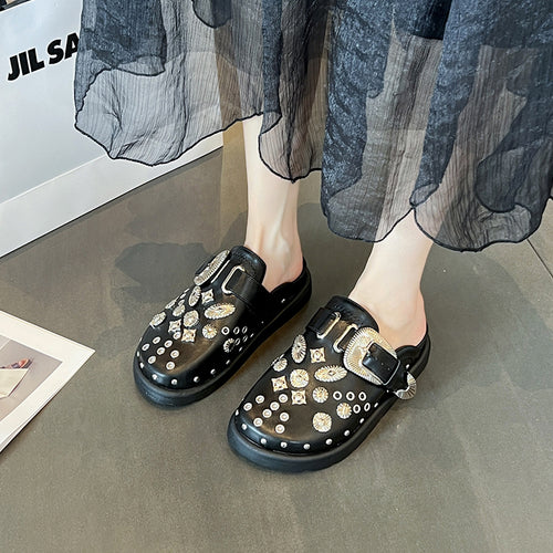 Damen Leder-Plateau-Mules mit Zierösen und dekorativer Schnallen-Applikation – Avérine