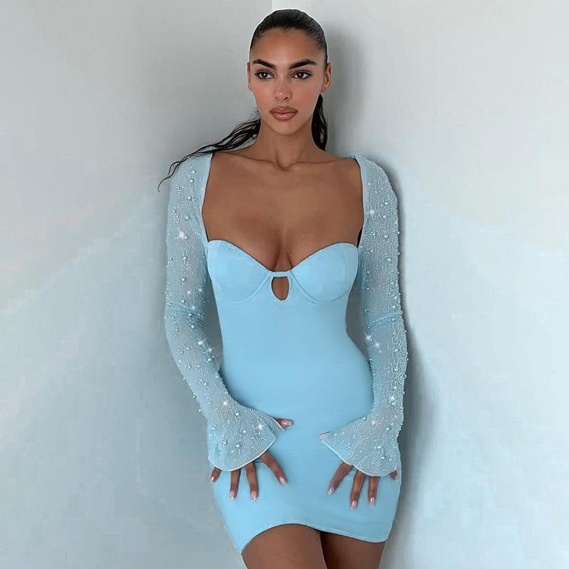 Damen Figurnahes Kleid mit beeindruckenden Puffärmeln und elegantem Ausschnitt Echo Archiv