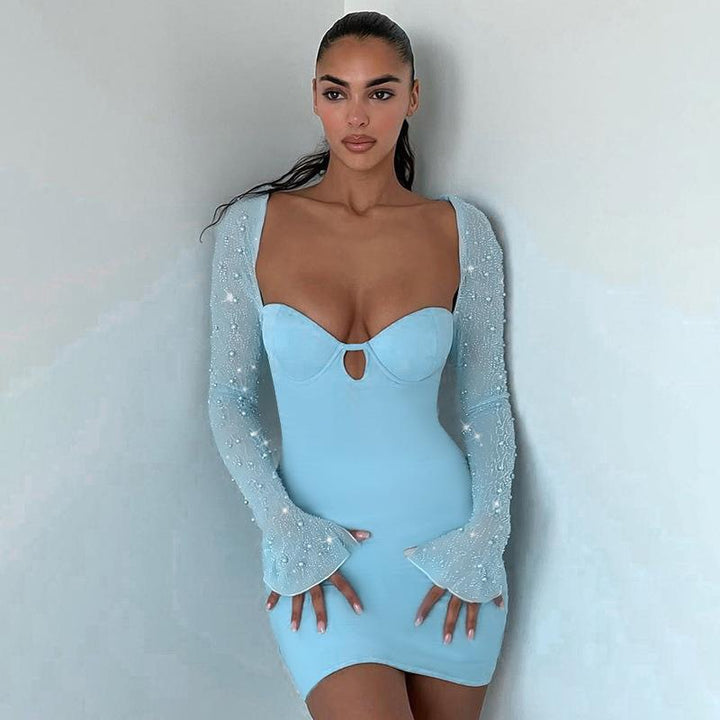 Damen Figurnahes Kleid mit beeindruckenden Puffärmeln und elegantem Ausschnitt Echo Archiv