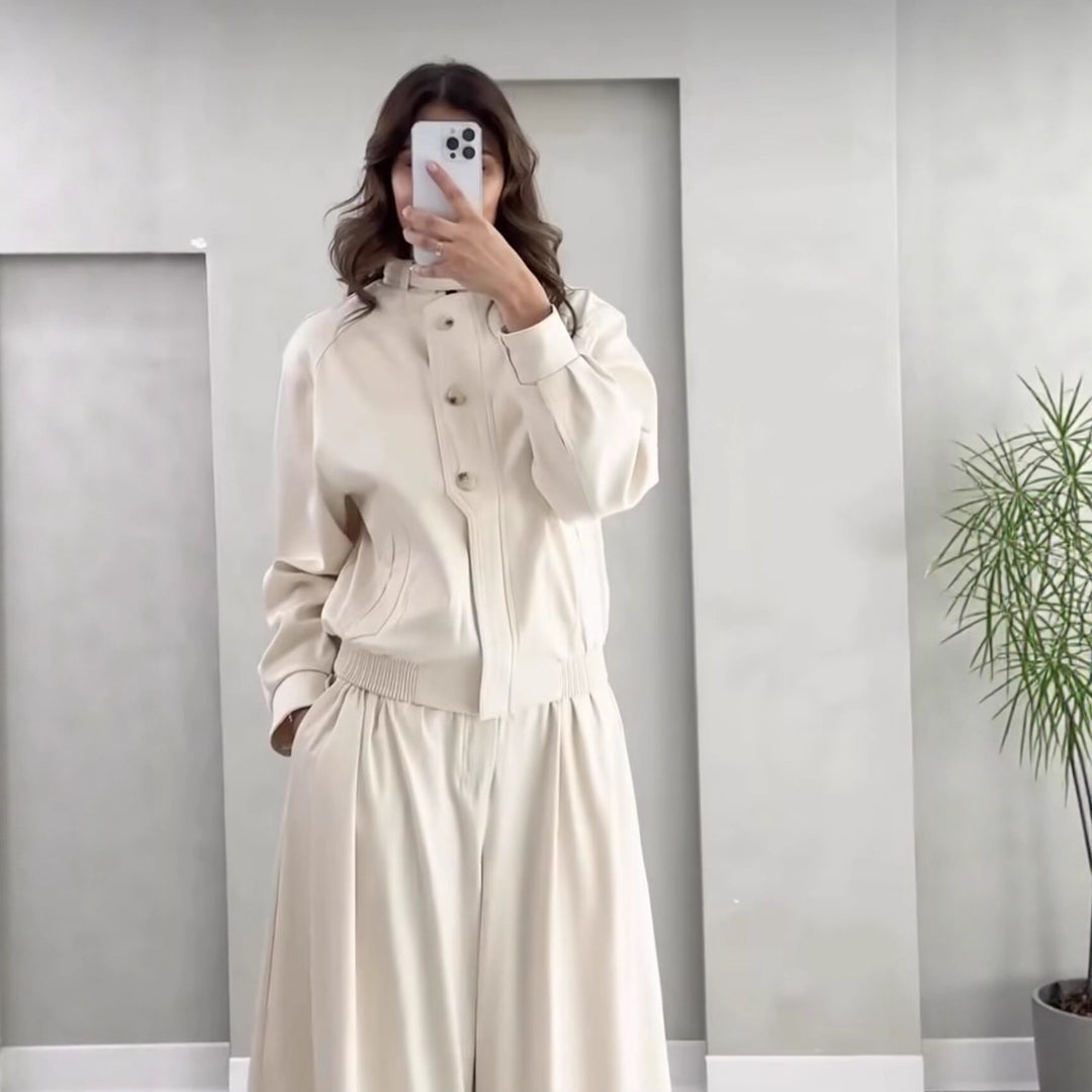 Damen Kurz geschnittene Blousonjacke aus softem Scuba‑Stoff mit Stehkragen und Zierknopfleiste Echo Archiv