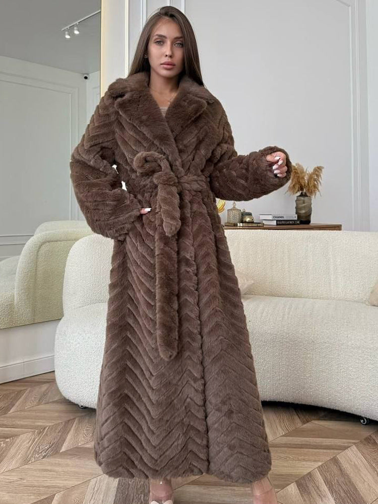 Damen Maxi-Kunstfellmantel mit Kapuze und Chevron-Steppung Echoarchiv