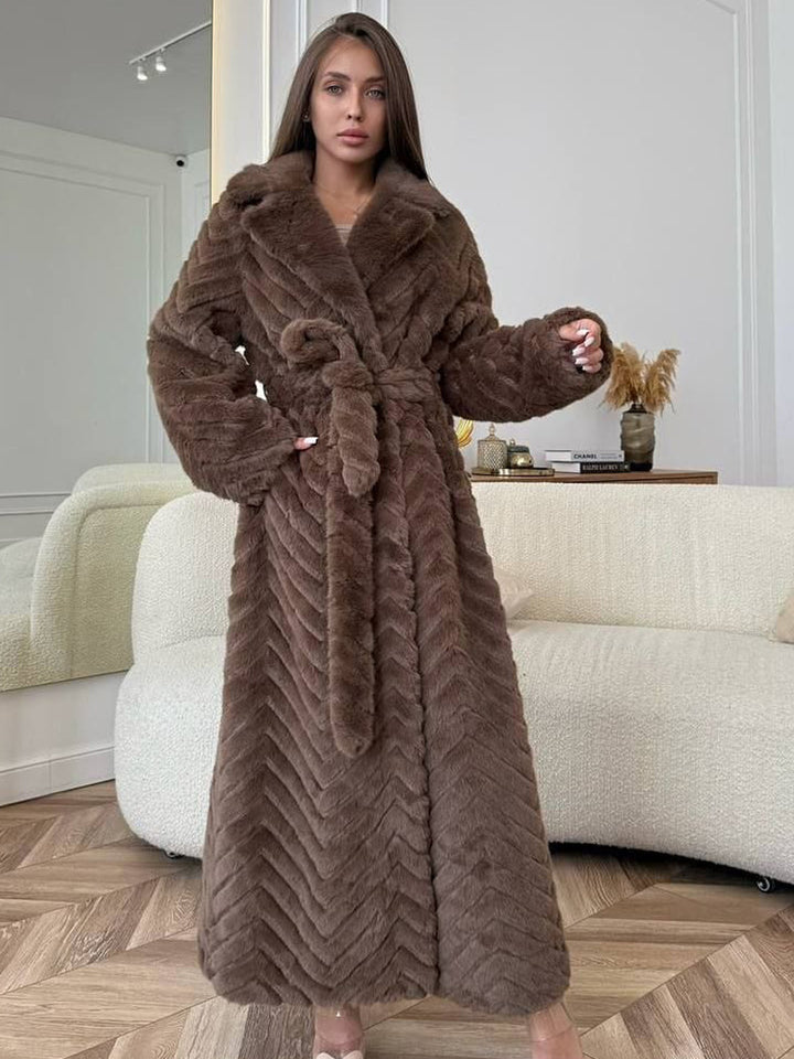 Damen Maxi-Kunstfellmantel mit Kapuze und Chevron-Steppung Echoarchiv