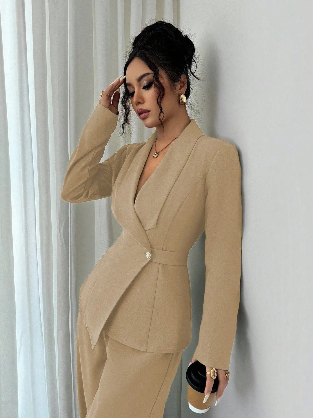 Damen taillierter Businessblazer mit Schalkragen, Gürtelbund und Ein-Knopf-Verschluss – Valéne