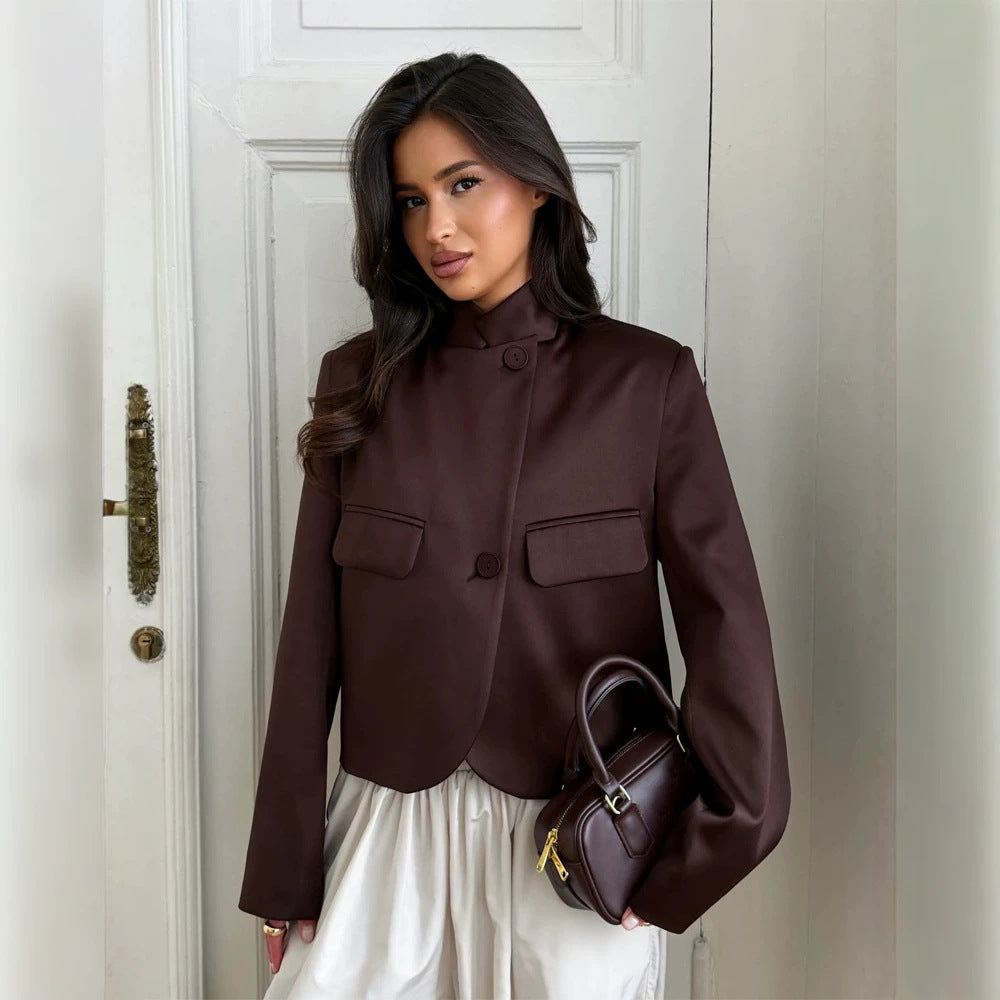 Damen Satinierter Cropped-Blazer mit Mandarin-Kragen, Pattentaschen und geschwungenem Saum Echoarchiv