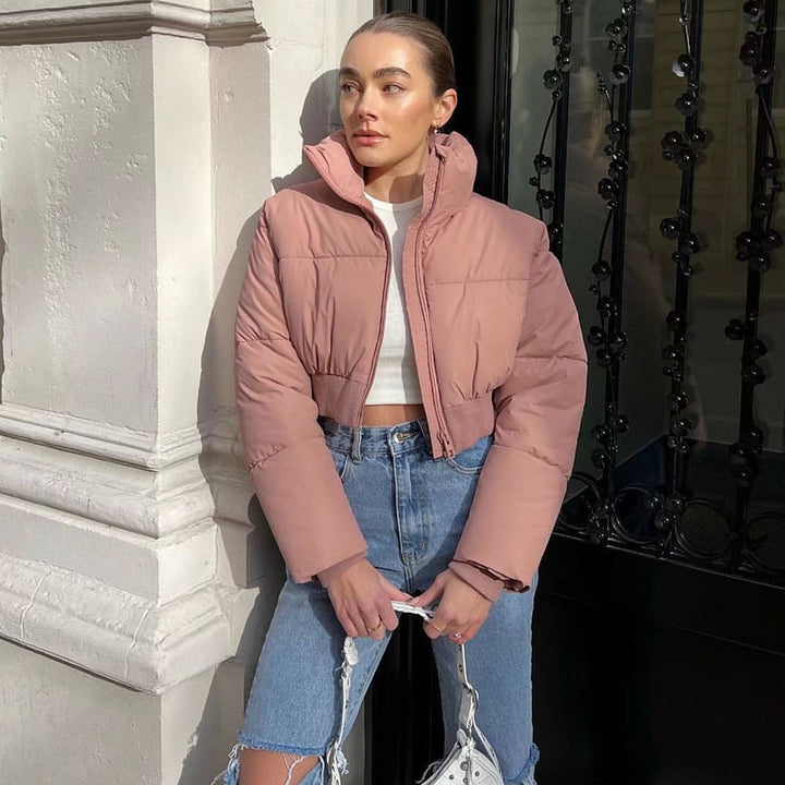 Damen kurz geschnittene gesteppte Cropped-Steppjacke mit hohem Stehkragen, verdecktem Reißverschluss und elastischem Rippenbund – Célinea