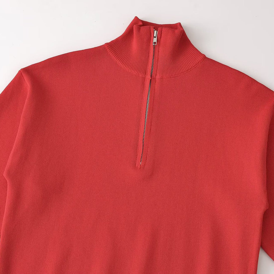 Damen Relaxter Halbzip-Feinstrickpullover mit Stehkragen und überschnittener Schulter Echoarchiv