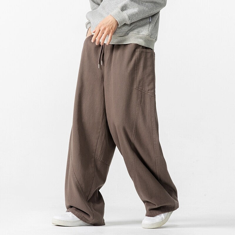Herren Weite Loungehose mit Tunnelzug, aufgesetzten Taschen und markanten Panelnähten Echo Archiv