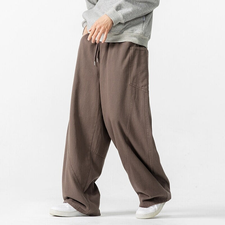 Herren Weite Loungehose mit Tunnelzug, aufgesetzten Taschen und markanten Panelnähten Echo Archiv