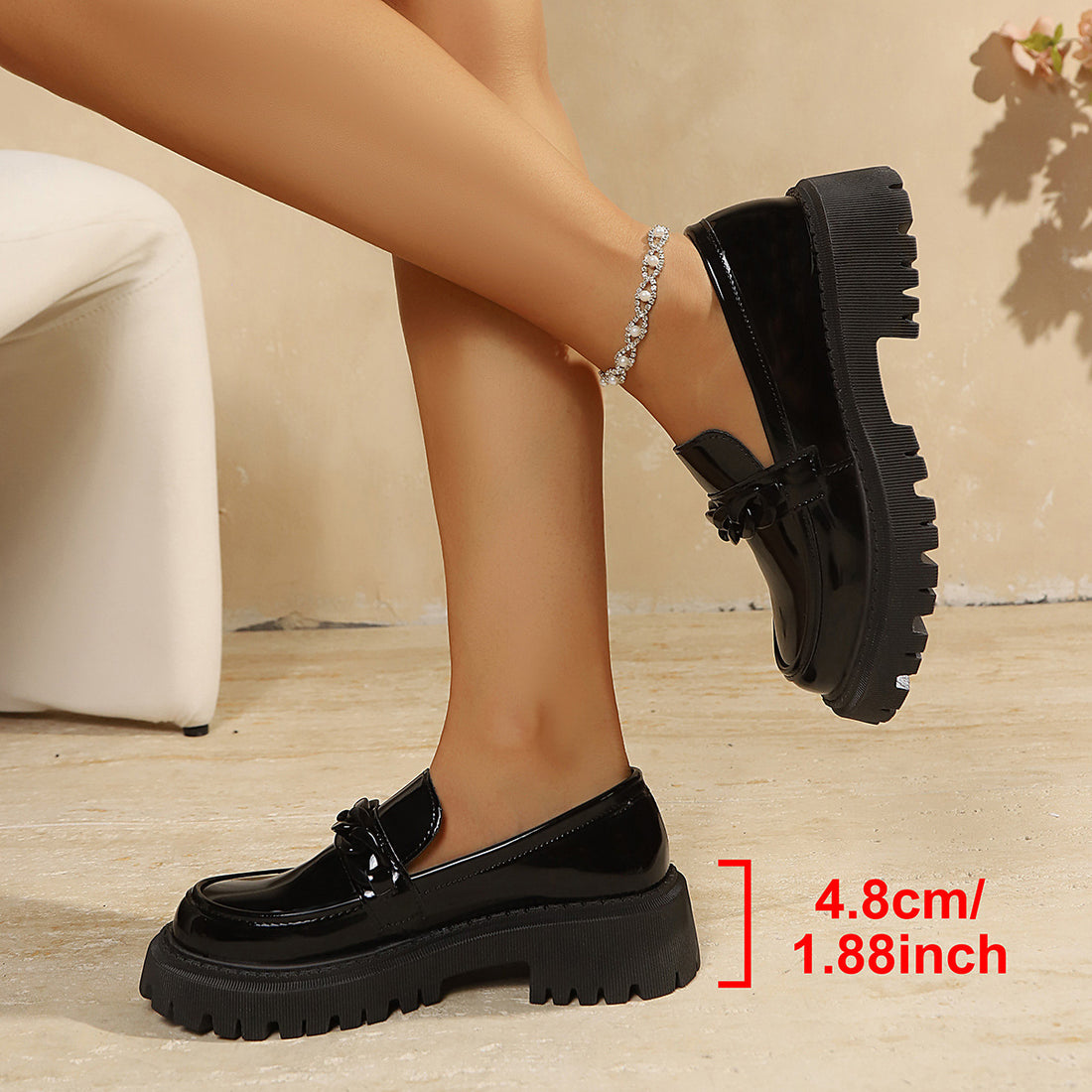 Damen Klobige Lack‑Loafer mit grober Profilsohle und Kettenverzierung Echo Archiv
