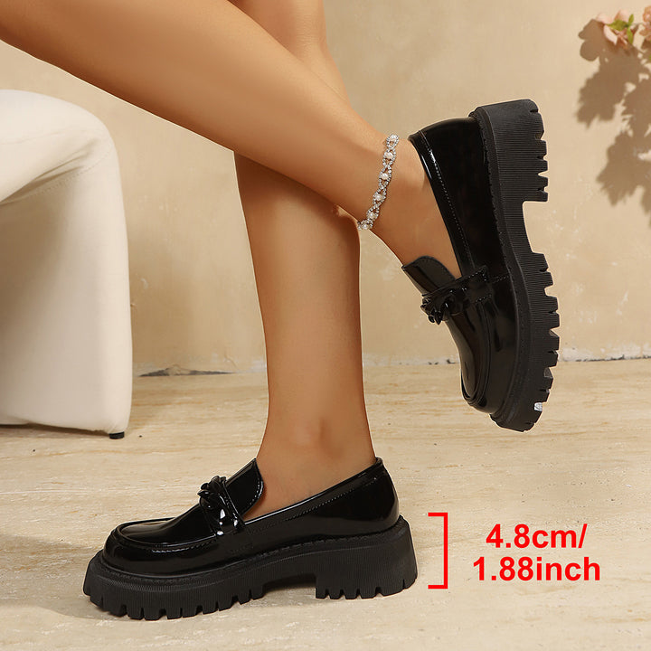 Damen Klobige Lack‑Loafer mit grober Profilsohle und Kettenverzierung Echo Archiv